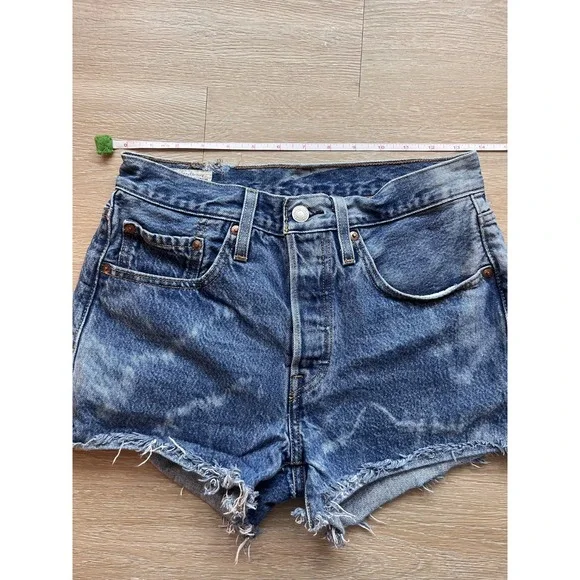 Levi's Premium 501 Cut Off Denim Shorts Womens 26 Blue Frayed Hem Acid Wash - Picture 3 of 8